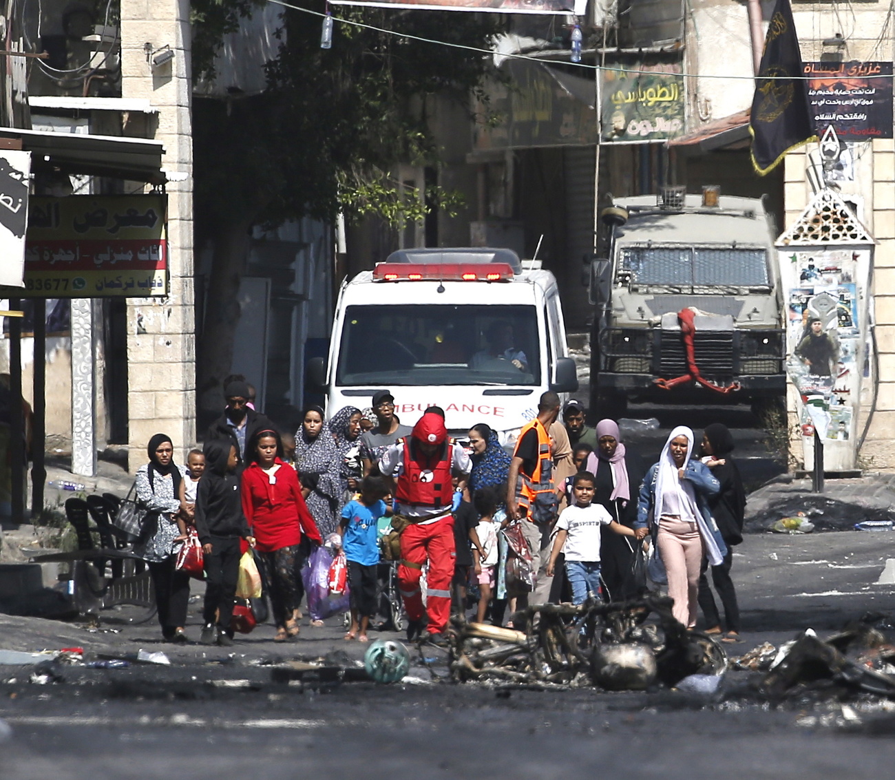 L organizzazione umanitaria Mezza luna soccorre profughi nel campo di Jenin in Cisgiordania