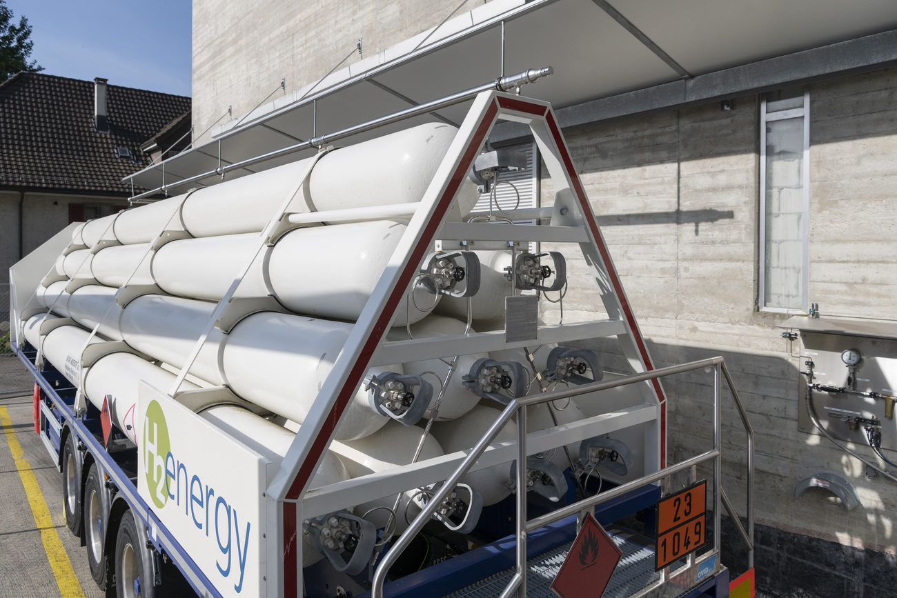 Tank truck loaded with hydrogen