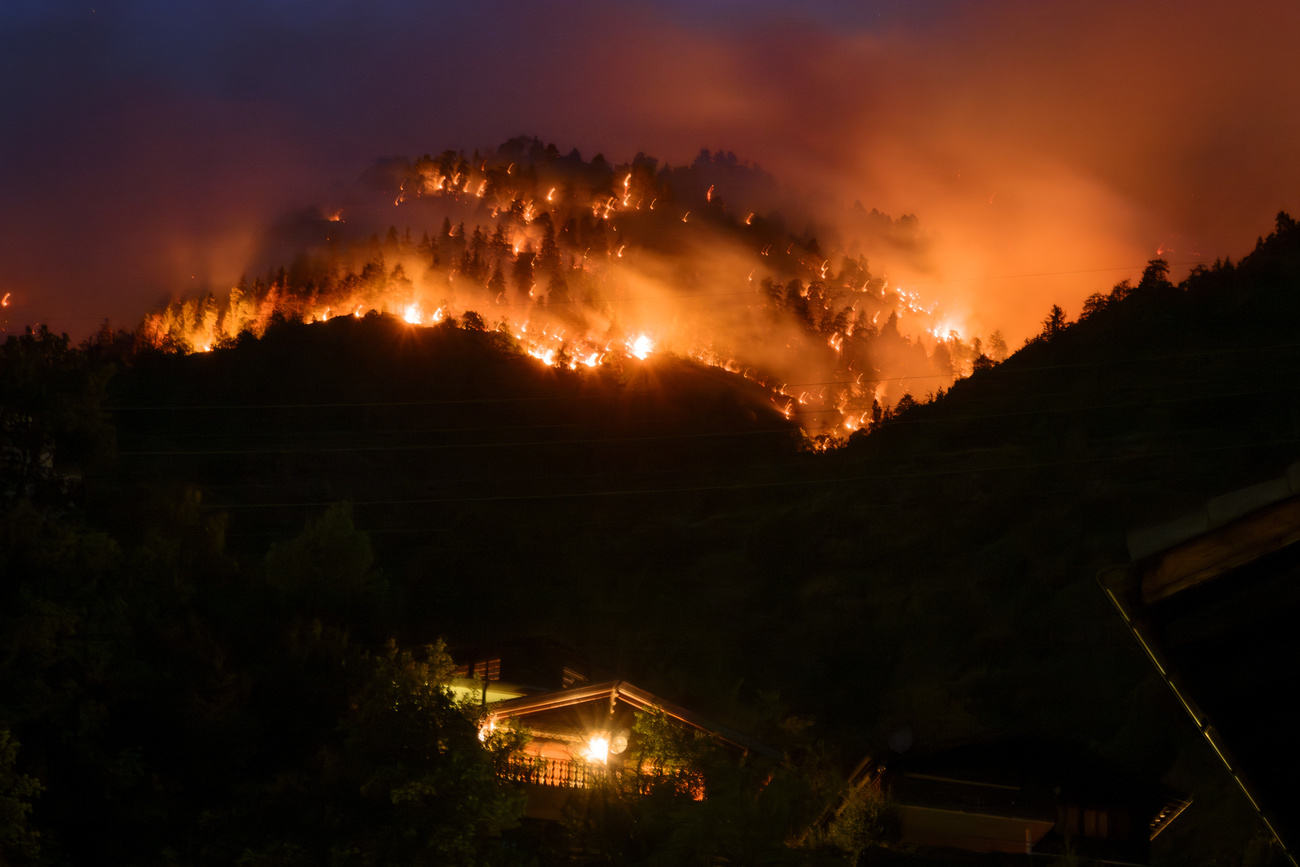 Il bosco in fiamme sopra Bitsch in Alto Vallese.