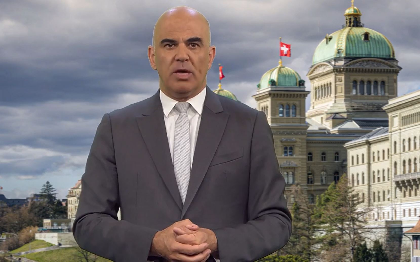 Alain Berset bei seiner Ansprache, im Hintergrund das Bundeshaus