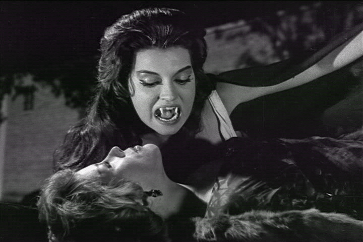 Vampirfrau, die im Begriff ist, eine schlafende Frau zu beissen, Standbild in Schwarzweiss