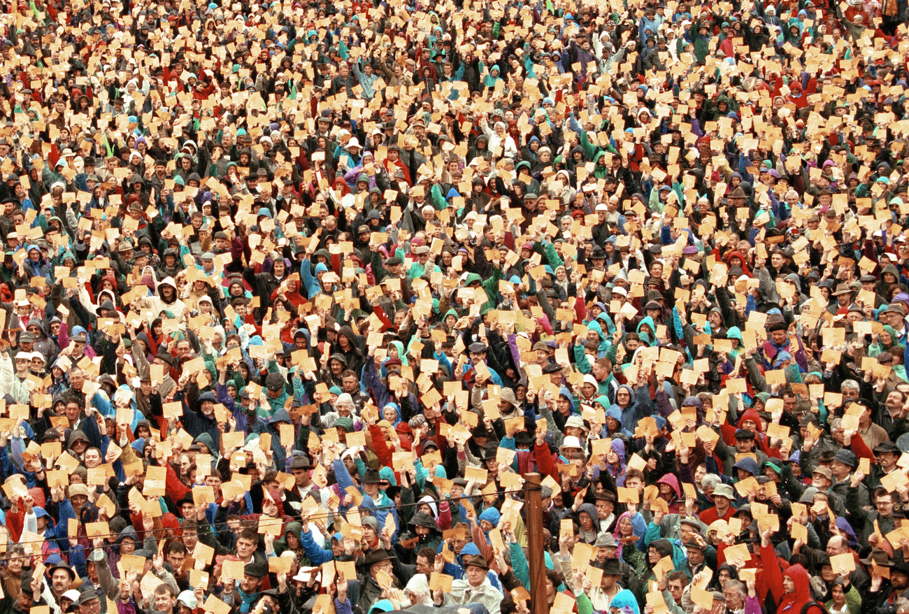 Wimmelbild von Menschen, die an der Landsgemeinde abstimmen