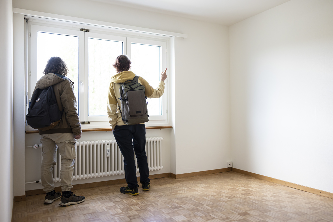 Due giovani in un appartamento vuoto.