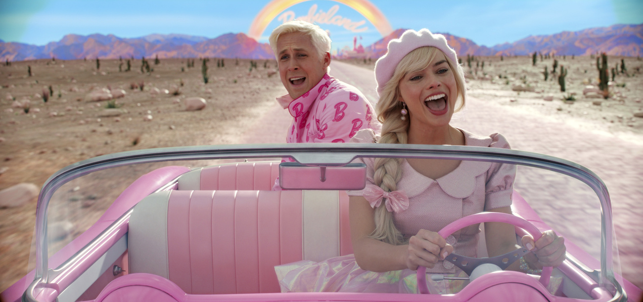uomo e donna su una macchina rosa