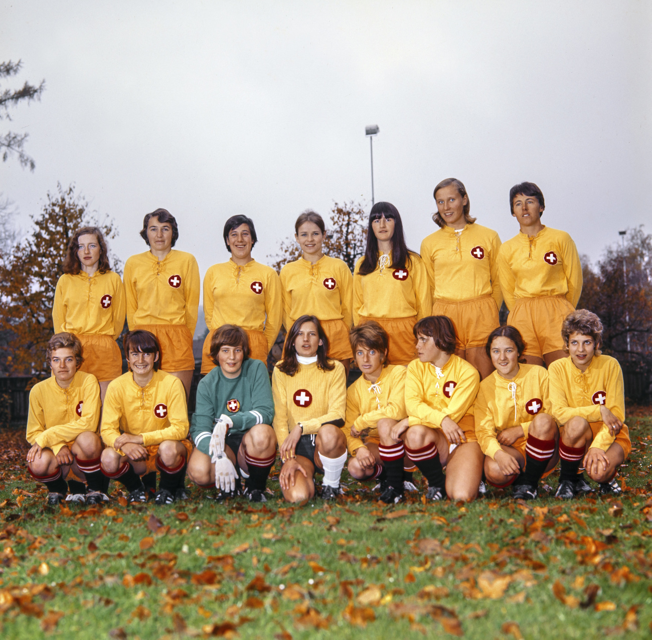 In Gelb: Foto des ersten weiblichen Schweizer Fussballnationalteams.