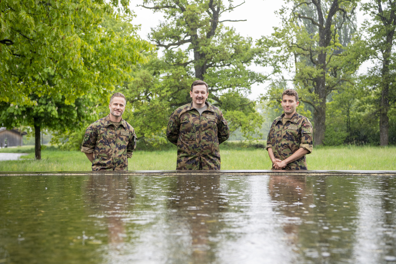 Armeeseelsorger hinter einem Brunnen