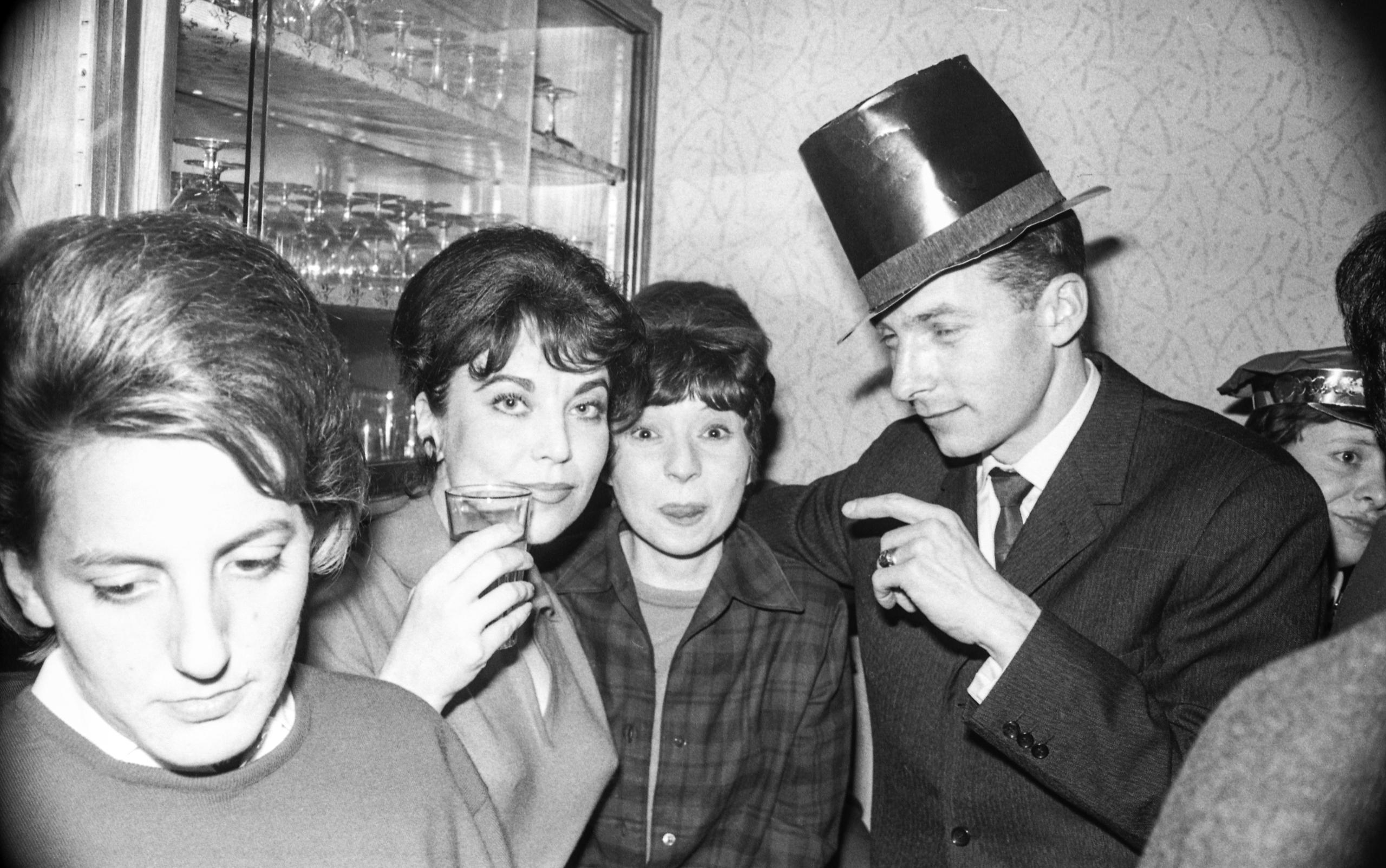 Liva Tresch hace fotos en el Barfüsser Bar en Zúrich.