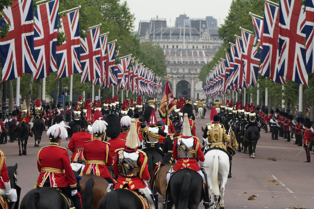 Parade mit Pferden auf einer Londoner Strasse