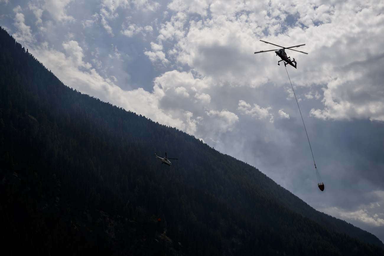 Löschhelikopter unterwegs.