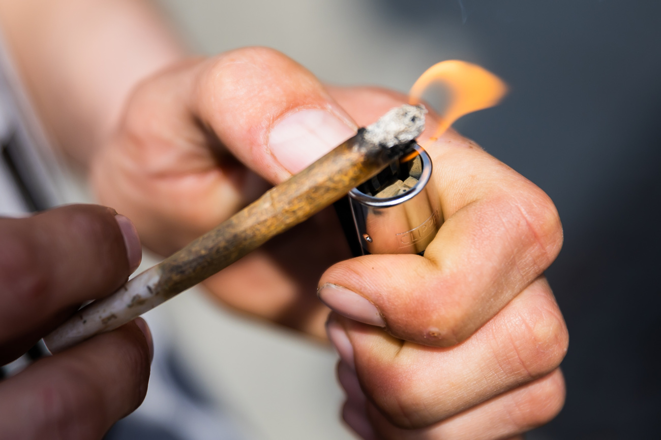 Ein Joint wird angezündet.