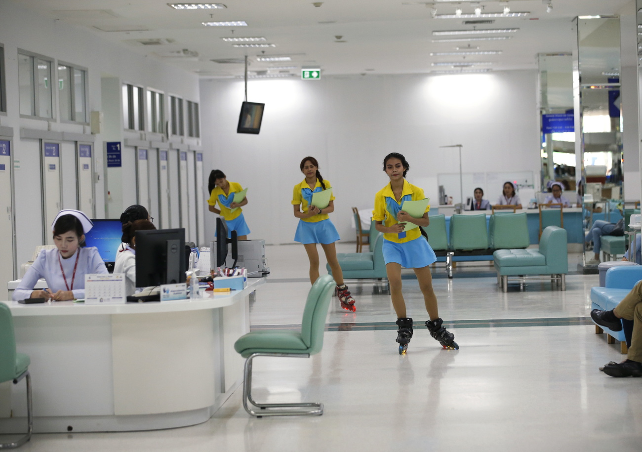 El personal en un hospital de Bangkok se mueve en patines para ir más rápido