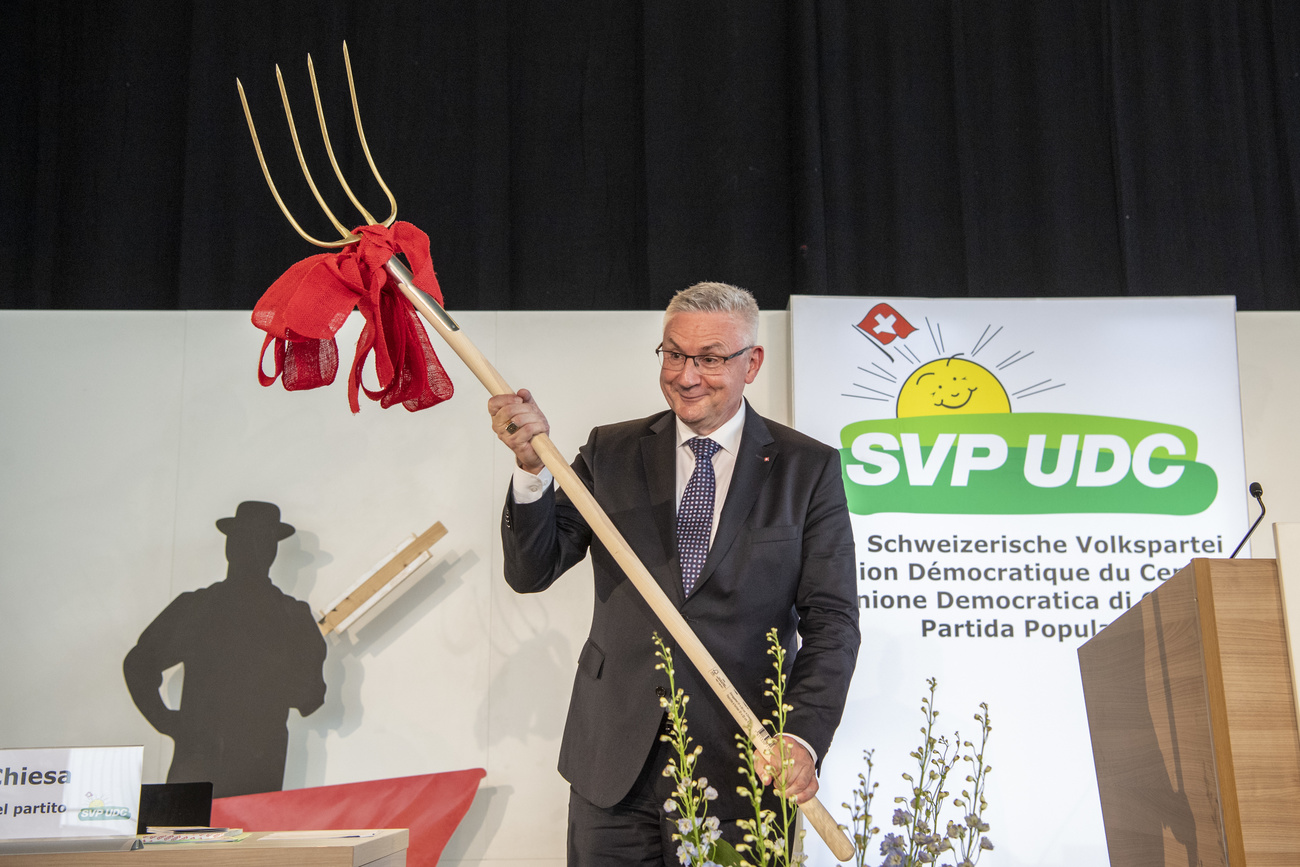 SVP Nationalrat Andreas Glarner mit einer Heugabel