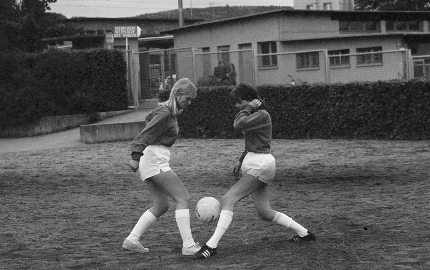 Deux joueuses de football en train de s entraîner à Zurich.