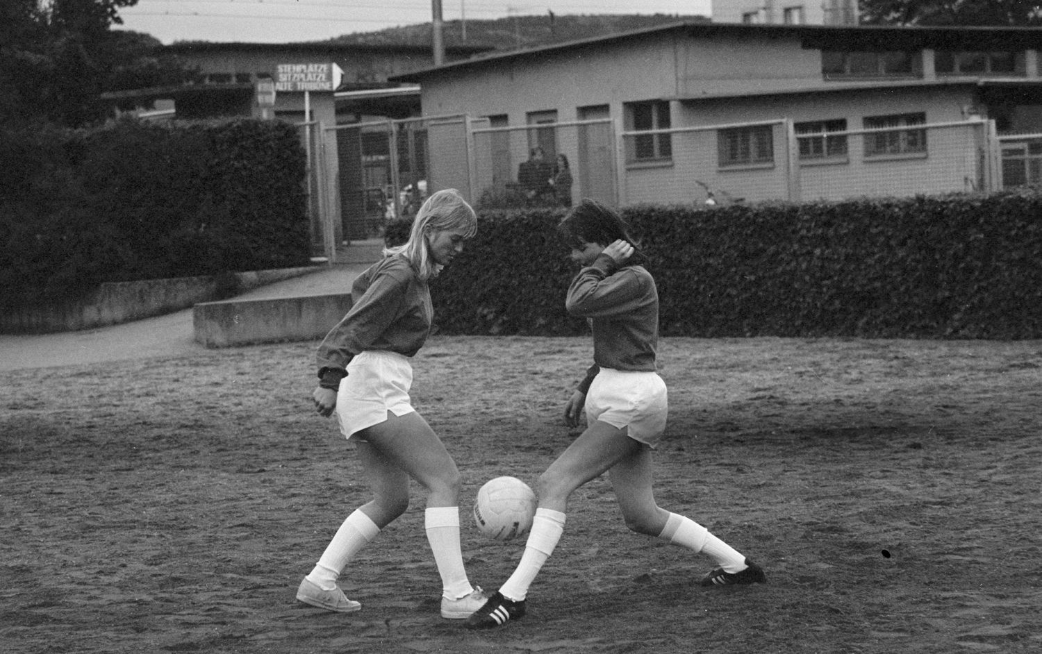 Deux joueuses de football en train de s entraîner à Zurich.