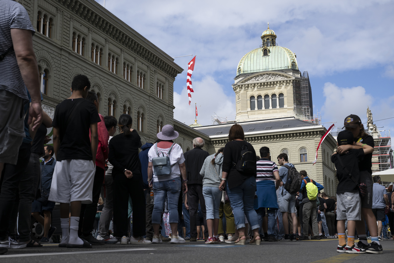 Personen stehen Schlange vor dem Bundeshaus in Bern