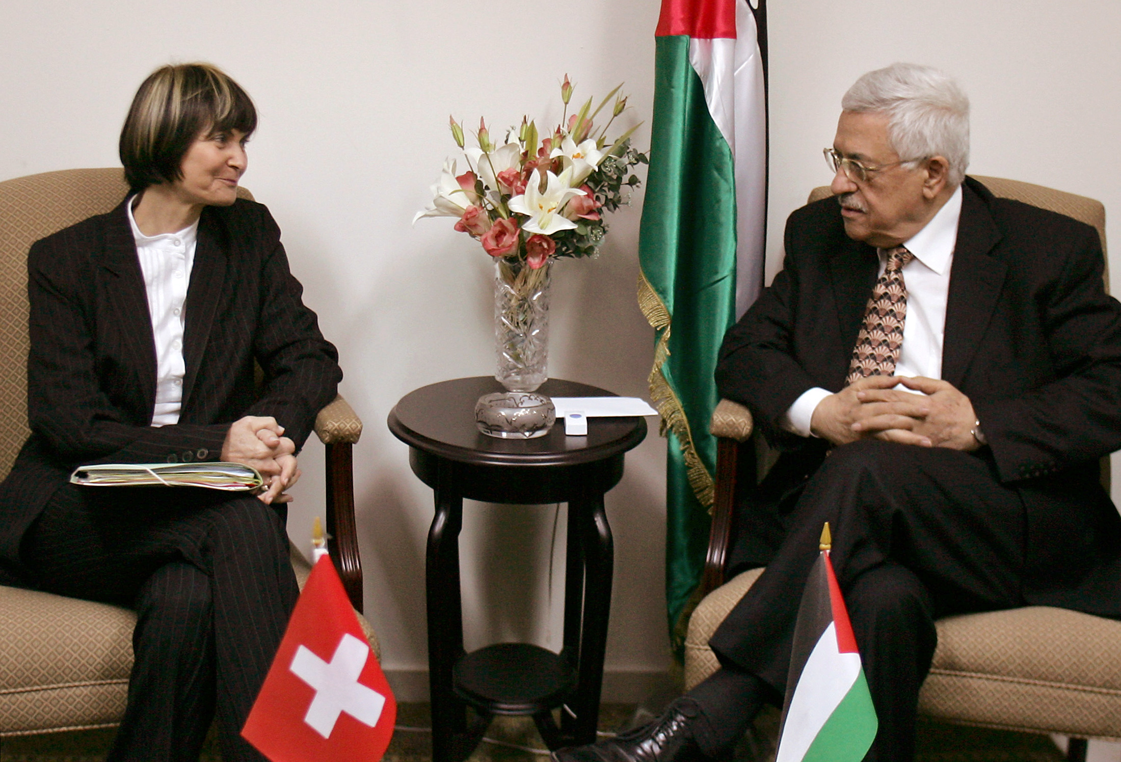 Micheline Calmy-Rey sitzt auf dem Sofa neben Mahmoud Abbas
