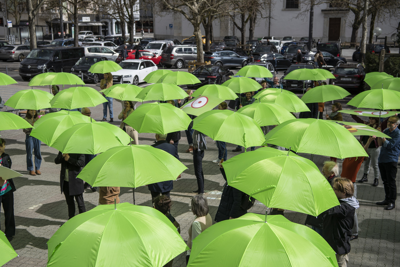 Ein Meer von grünen Regenschirmen an einer Parteiversammlung der Grünen