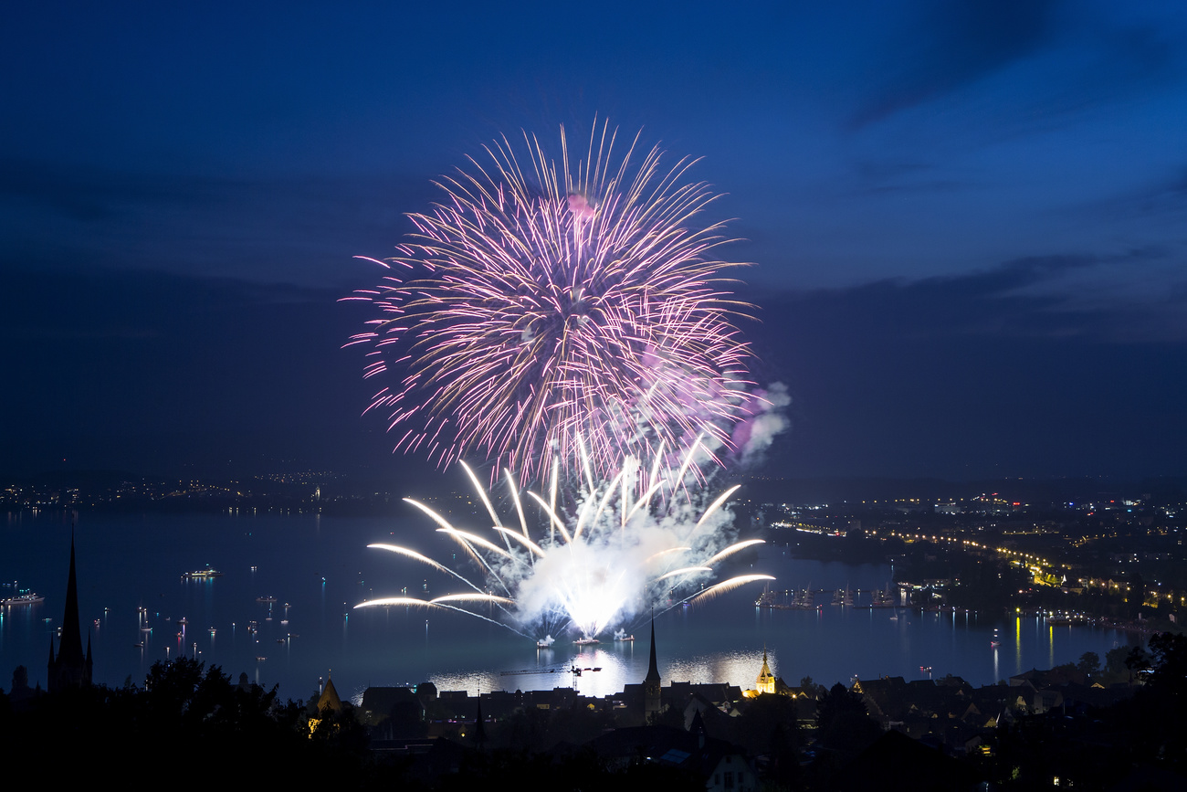 Feuerwerk auf dem See über der Stadt Zug
