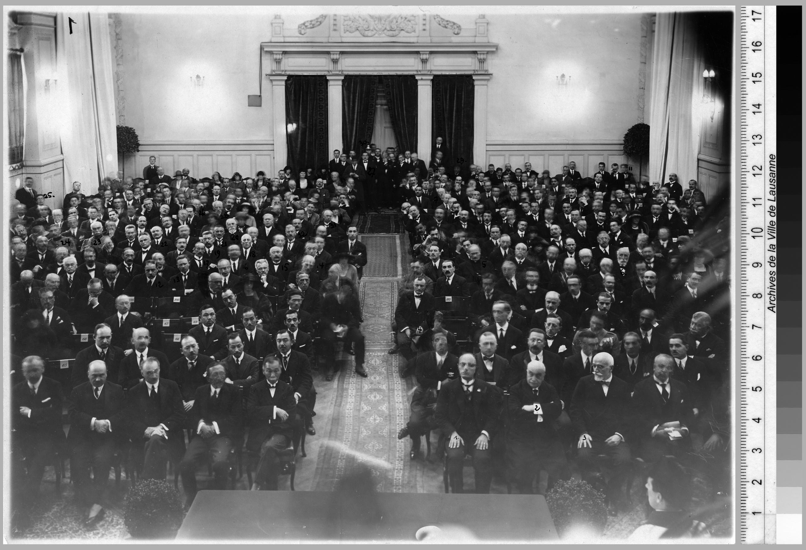 persone sedute in una grande aula