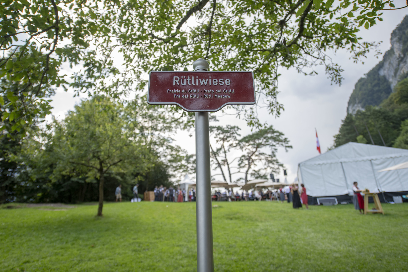 Schild der Rütliwiese. Die Gründung der Schweiz hat nicht hier stattgefunden.