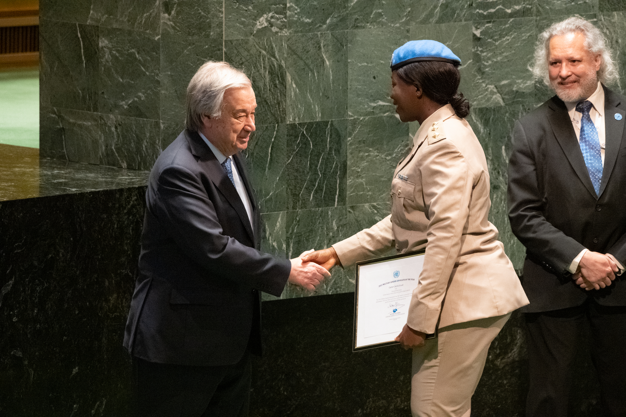 Cecilia Erzuah receives her warad from the UN Secretary General