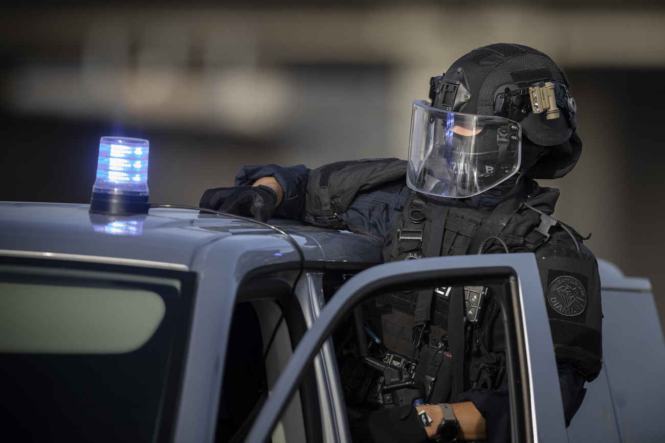 Ein gepanzerter Polizist einer Eliteeinheit