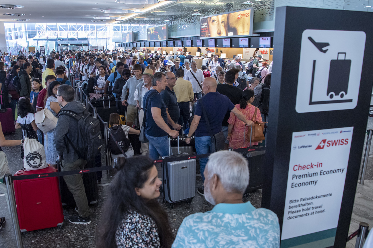 Folla di persone in aeroporto