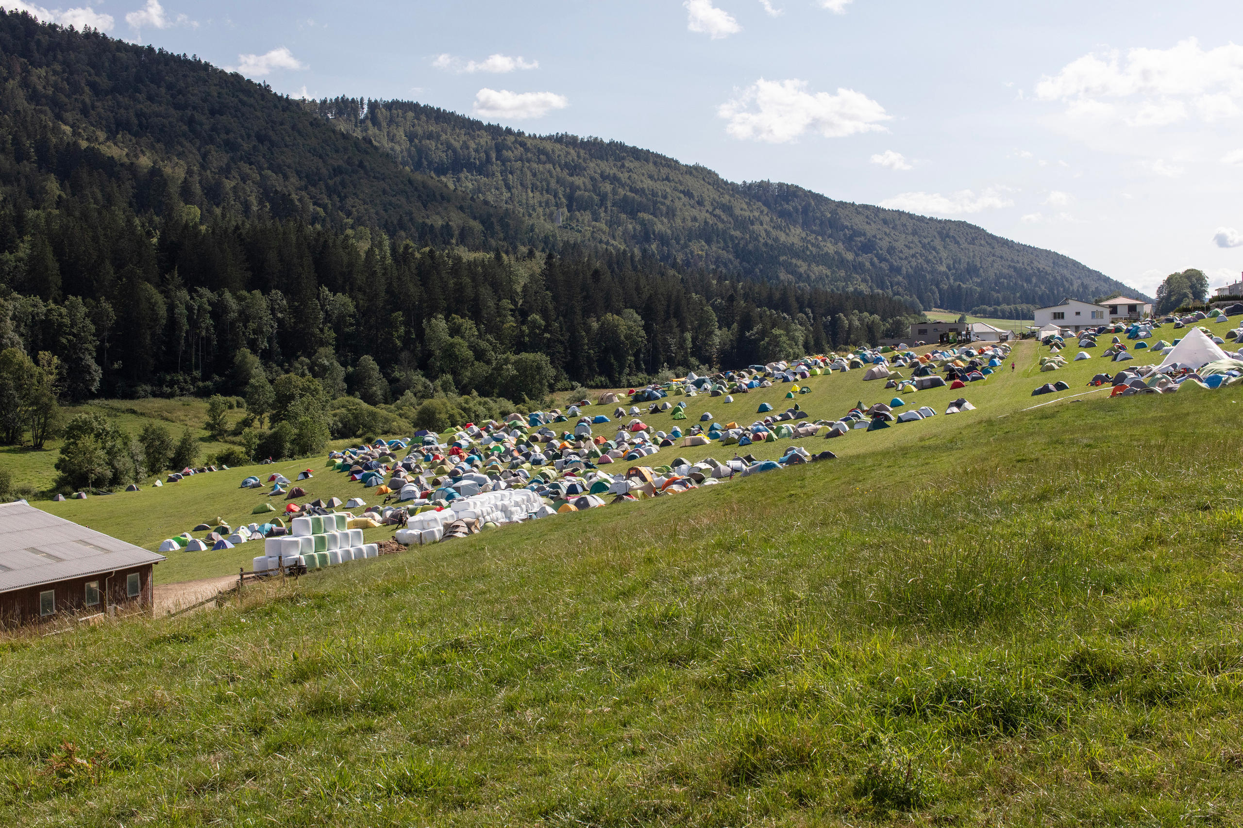 Wiese von St-Imier mit Zelten