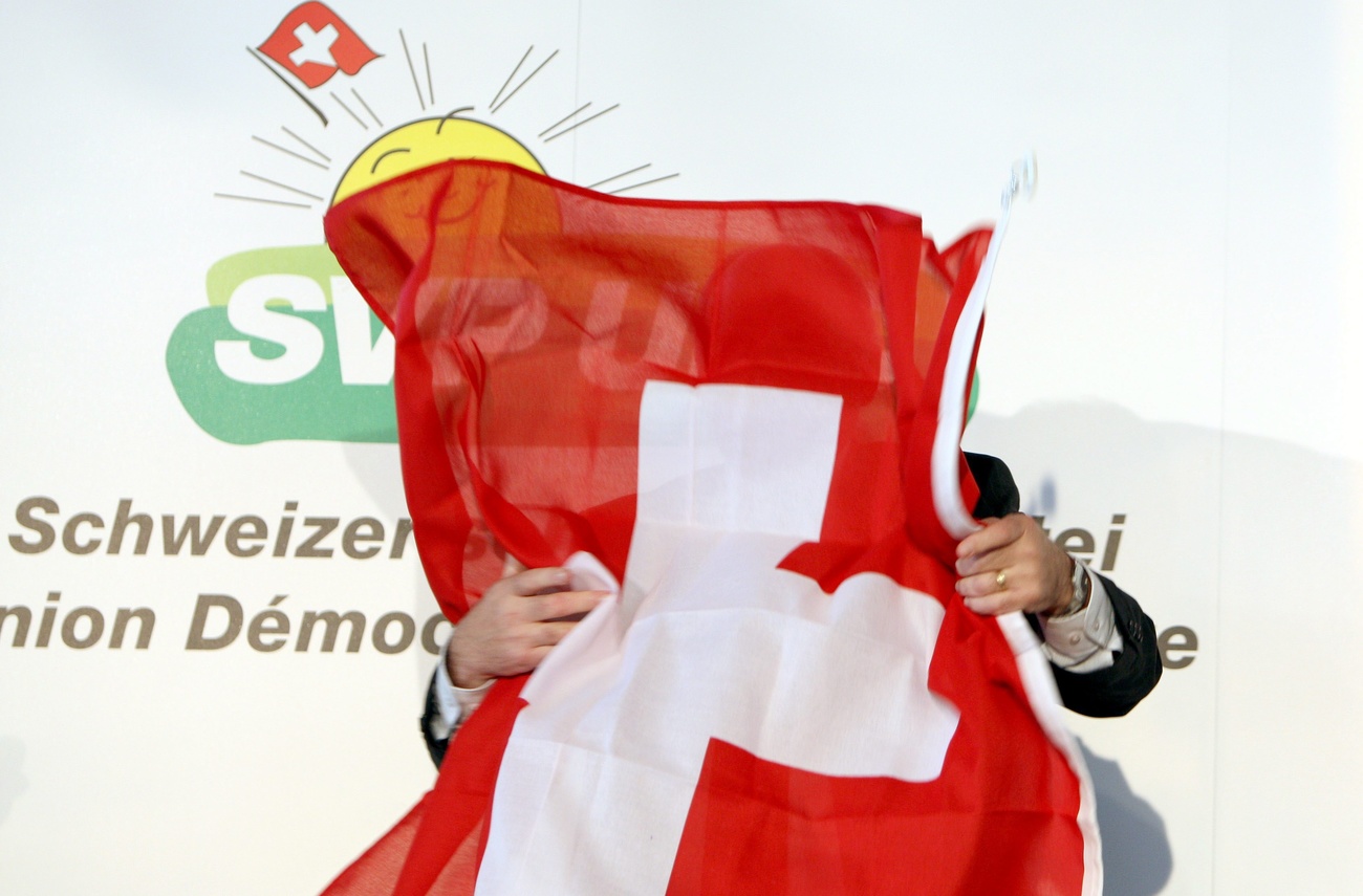 Una persona despliega una bandera suiza