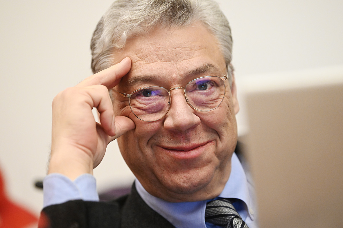 Filippo Lombardi schaut in die Kamera und lächelt