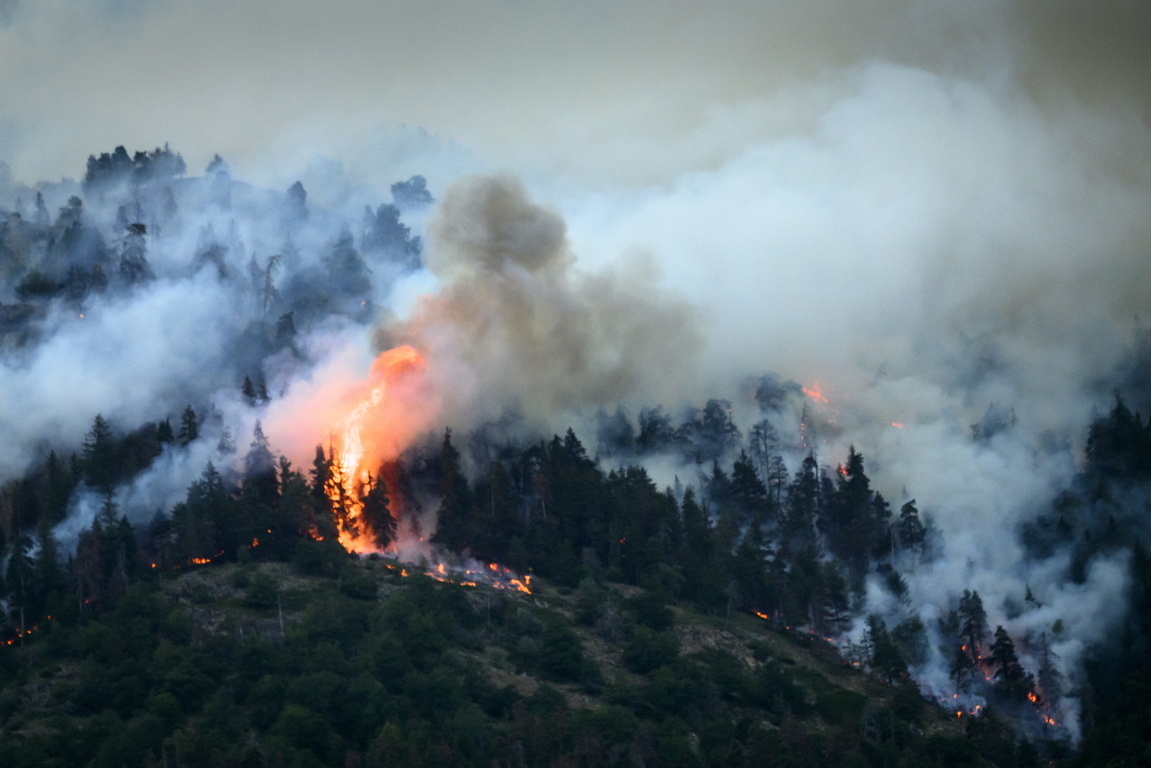 Ein Feuer am Berghang im Wallis