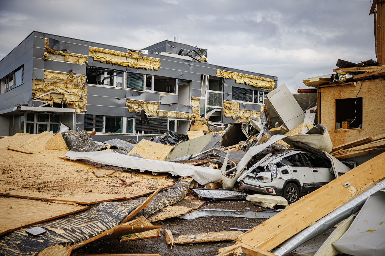 Industriegebäude mit vom Sturm zerfetzten Fassaden in La Chaux-de-Fonds