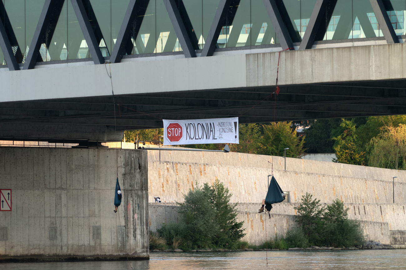 striscione appeso sotto il ponte