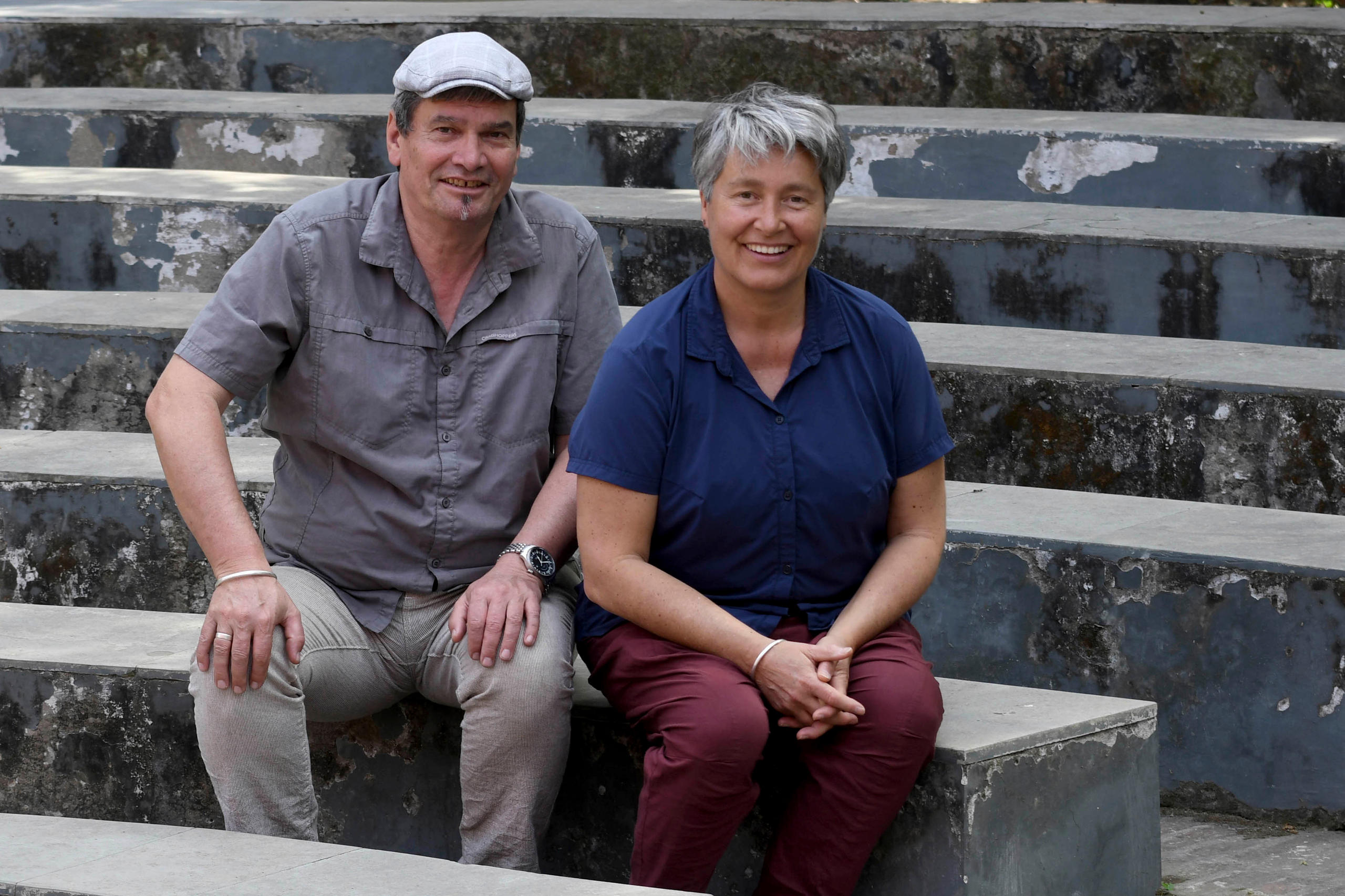 Thomas Karrer und Karin Bucher sitzen auf einer Betontreppe