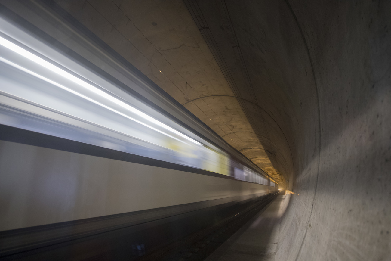 Un treno percorre ad alta velocità la galleria di base del San Gottardo,