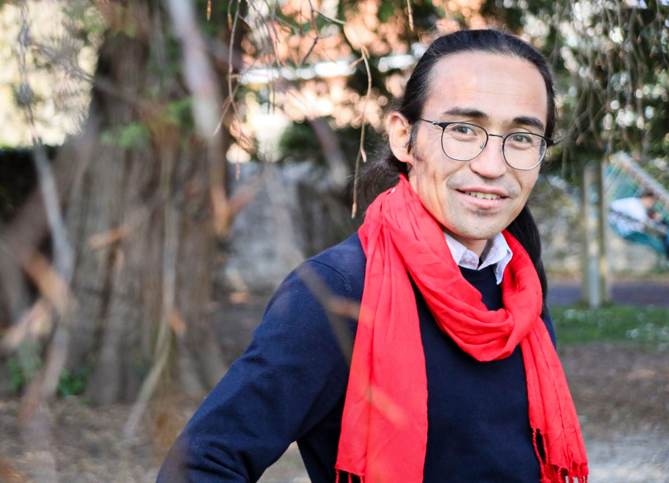 Der afghanische Filmstudent und Dichter Ahura Ehsas blickt in die Kamera.