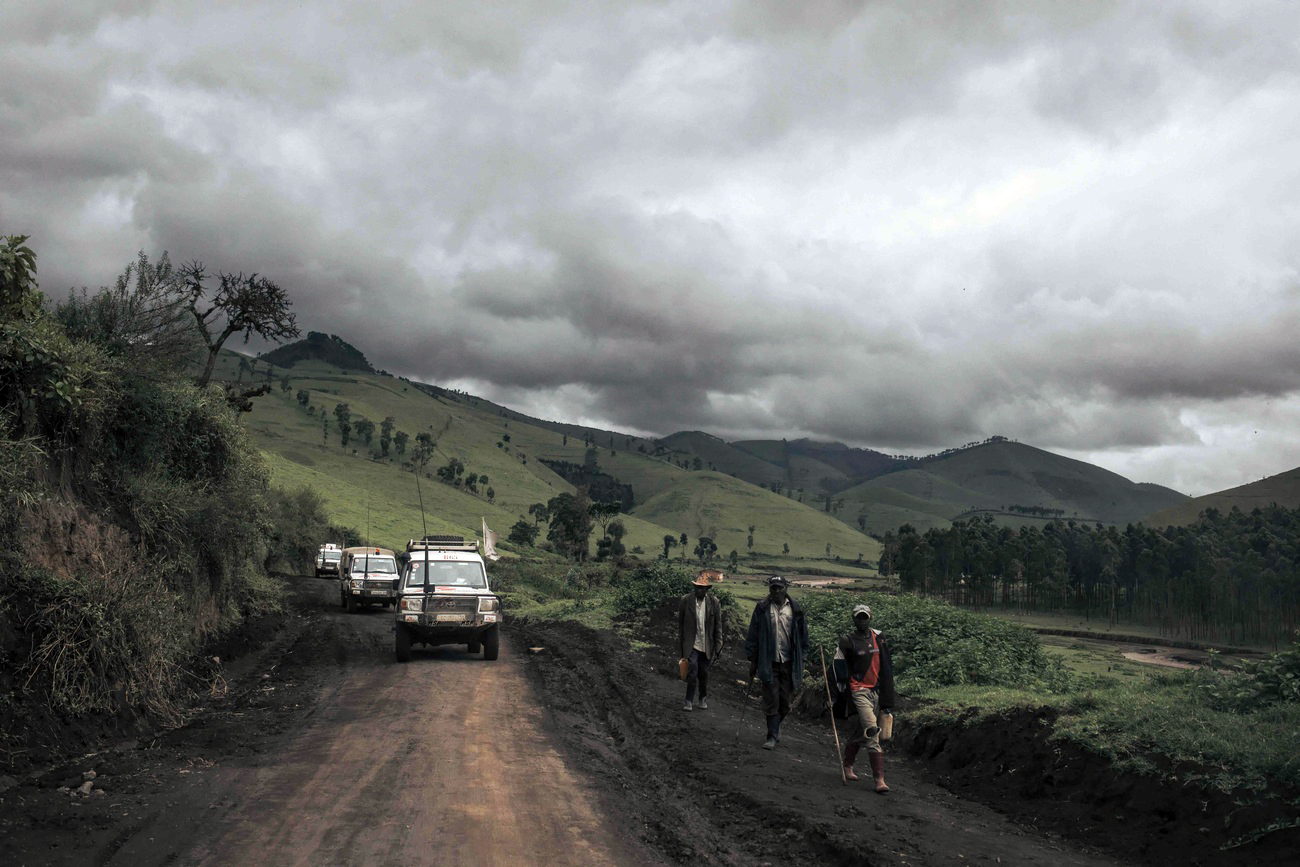 Ein Hilfskonvoi auf einer Landstrasse in der Demokratischen Republik Kongo