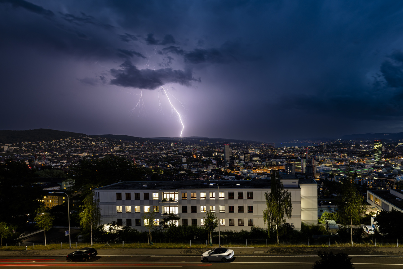 Temporale e lampi di sera sulla città di Zurigo.
