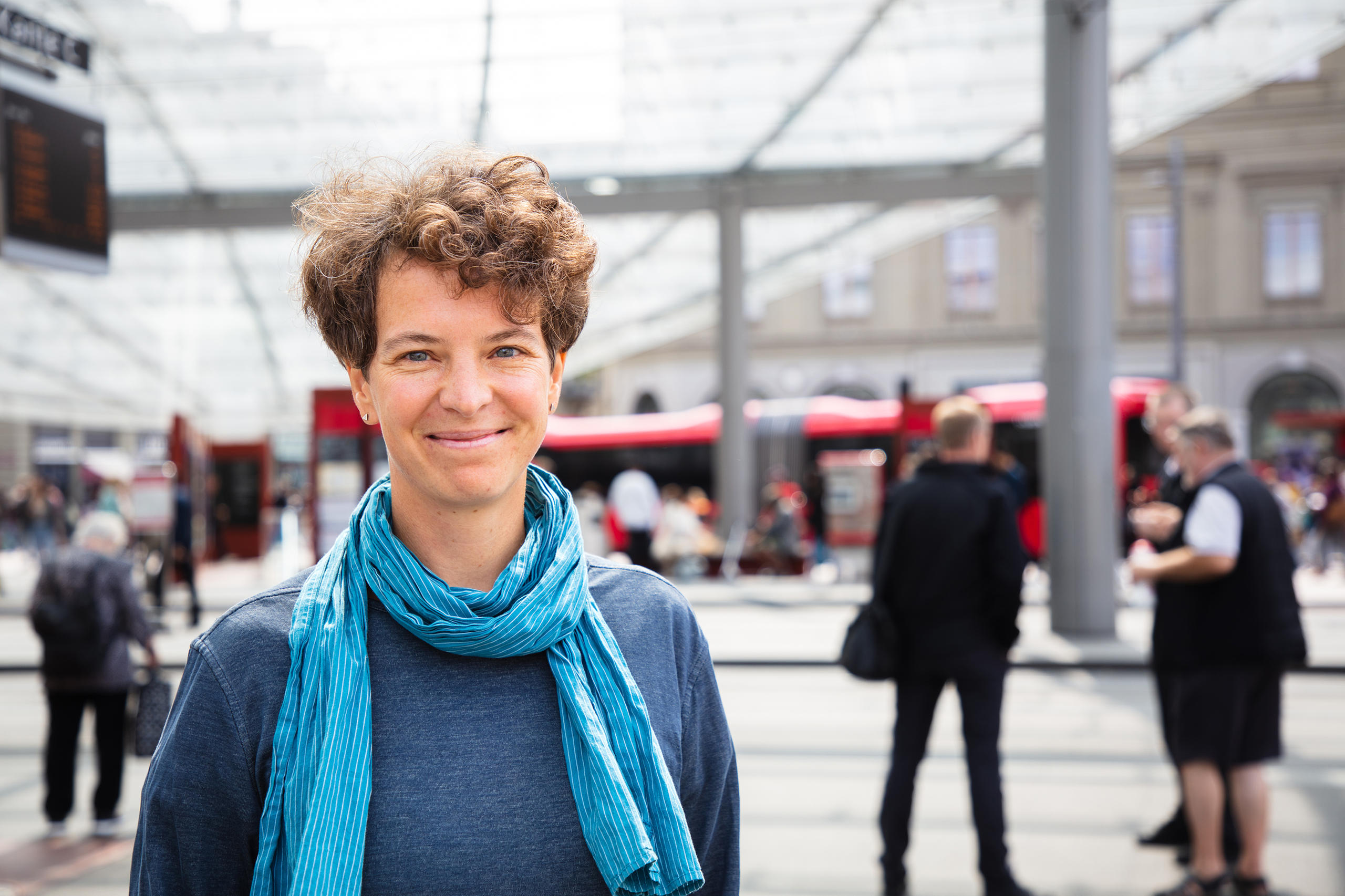 Sabine Jenni auf dem Bahnhofplatz in Bern.
