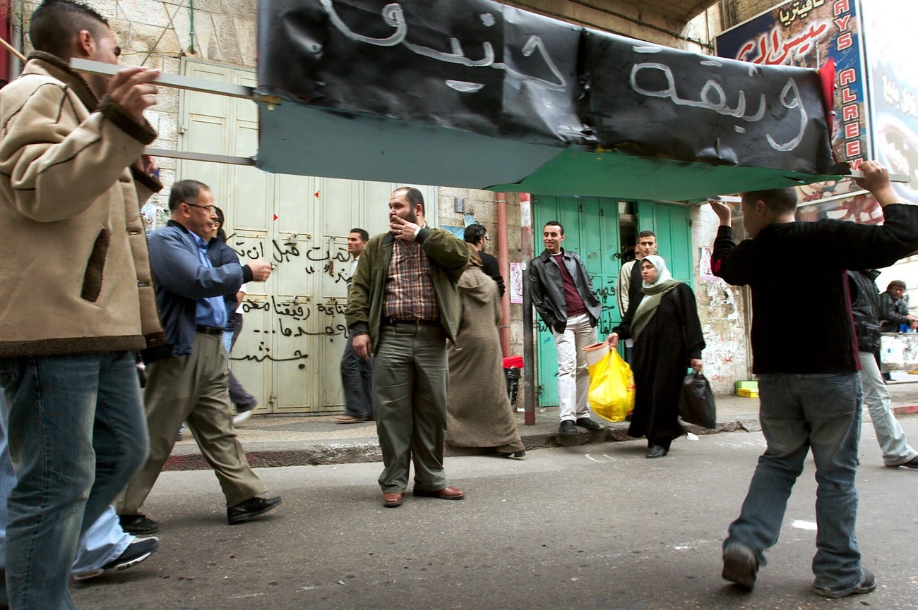 从一开始就没有机会吗？2003年12月，巴勒斯坦人在示威期间抬着一具标有《日内瓦倡议》字样的假棺材穿过约旦河西岸的拉姆安拉(Ramallah)市中心。
