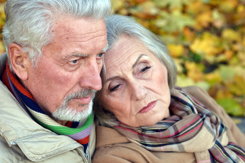 Ein Mann und eine Frau im Betagtenalter mit betretener Miene