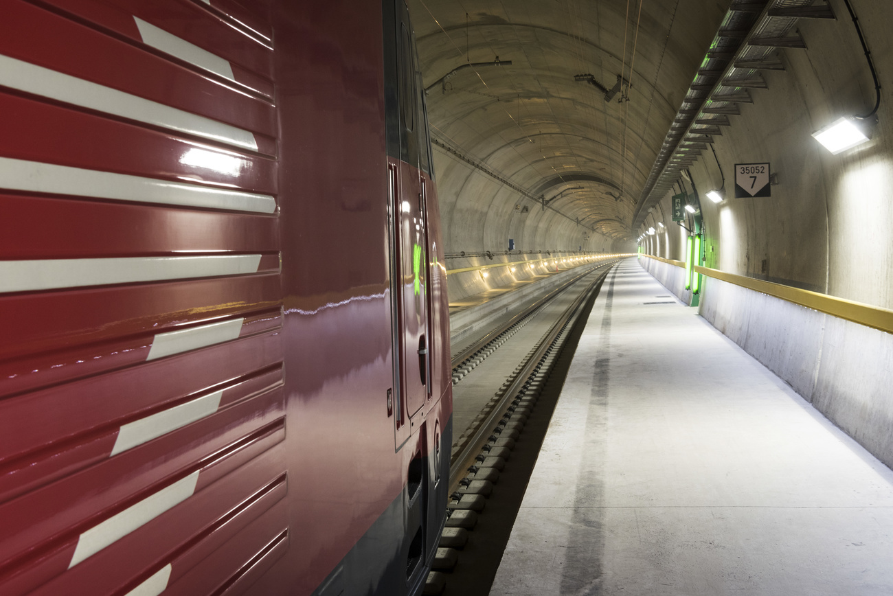 locomotiva di treno merci in galleria