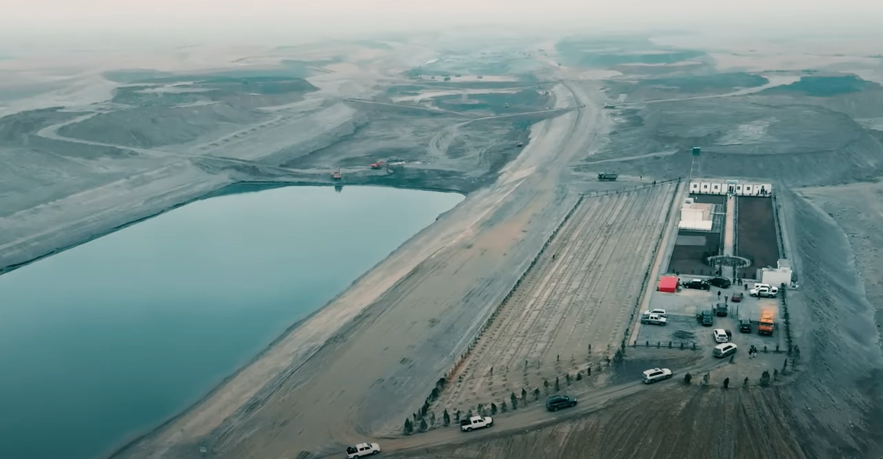 Un canal con agua y un sitio de construcción al lado.