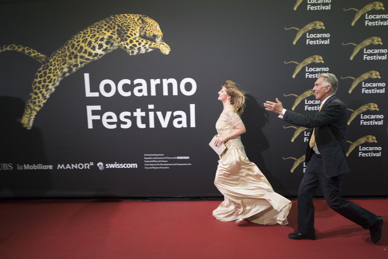 Nastassja Kinski und Marco Solari eilen scheinbar am Festivallogo vorbei zur Piazza