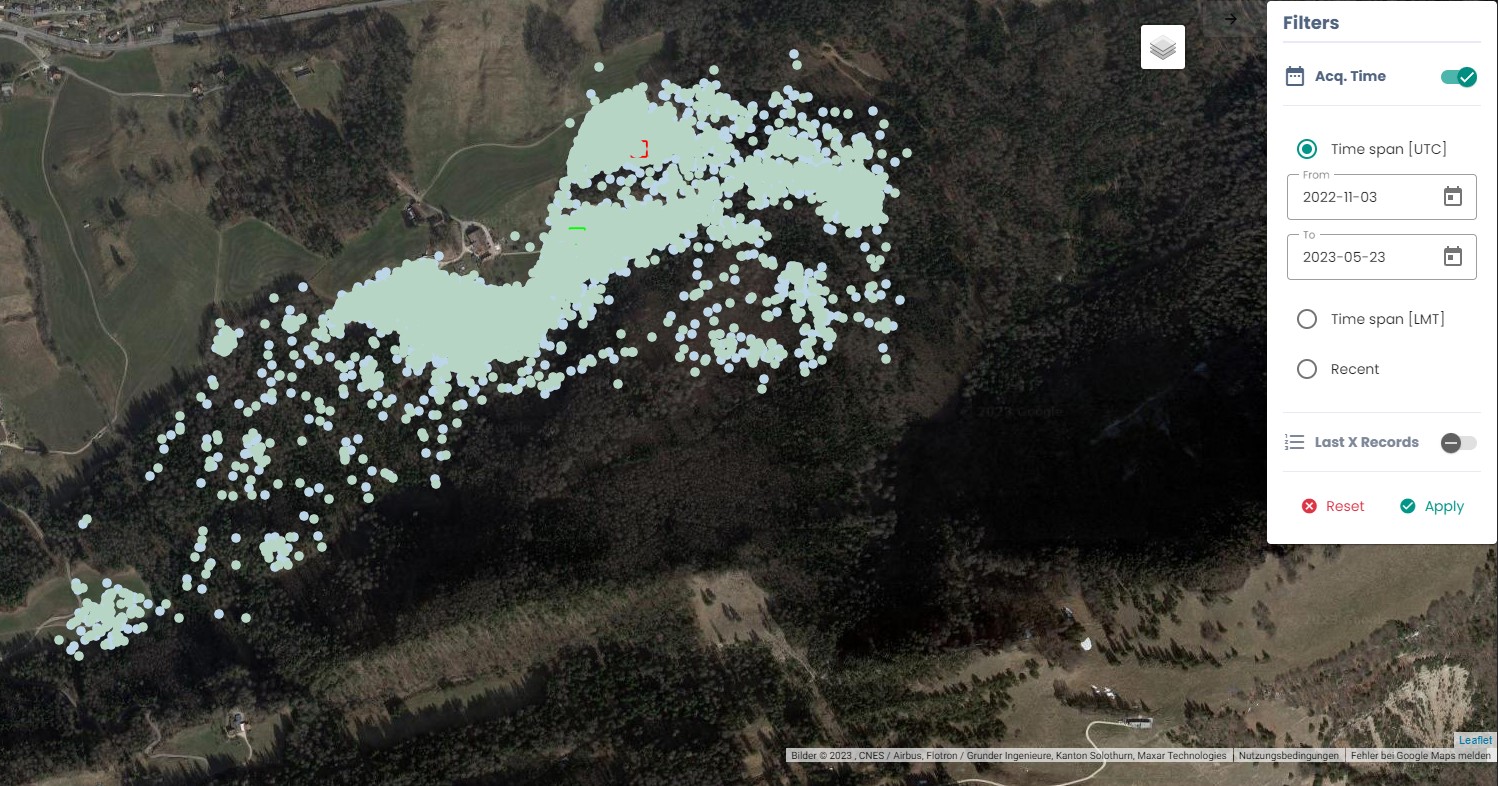 Vue aérienne d une région boisée marquée avec des points blancs
