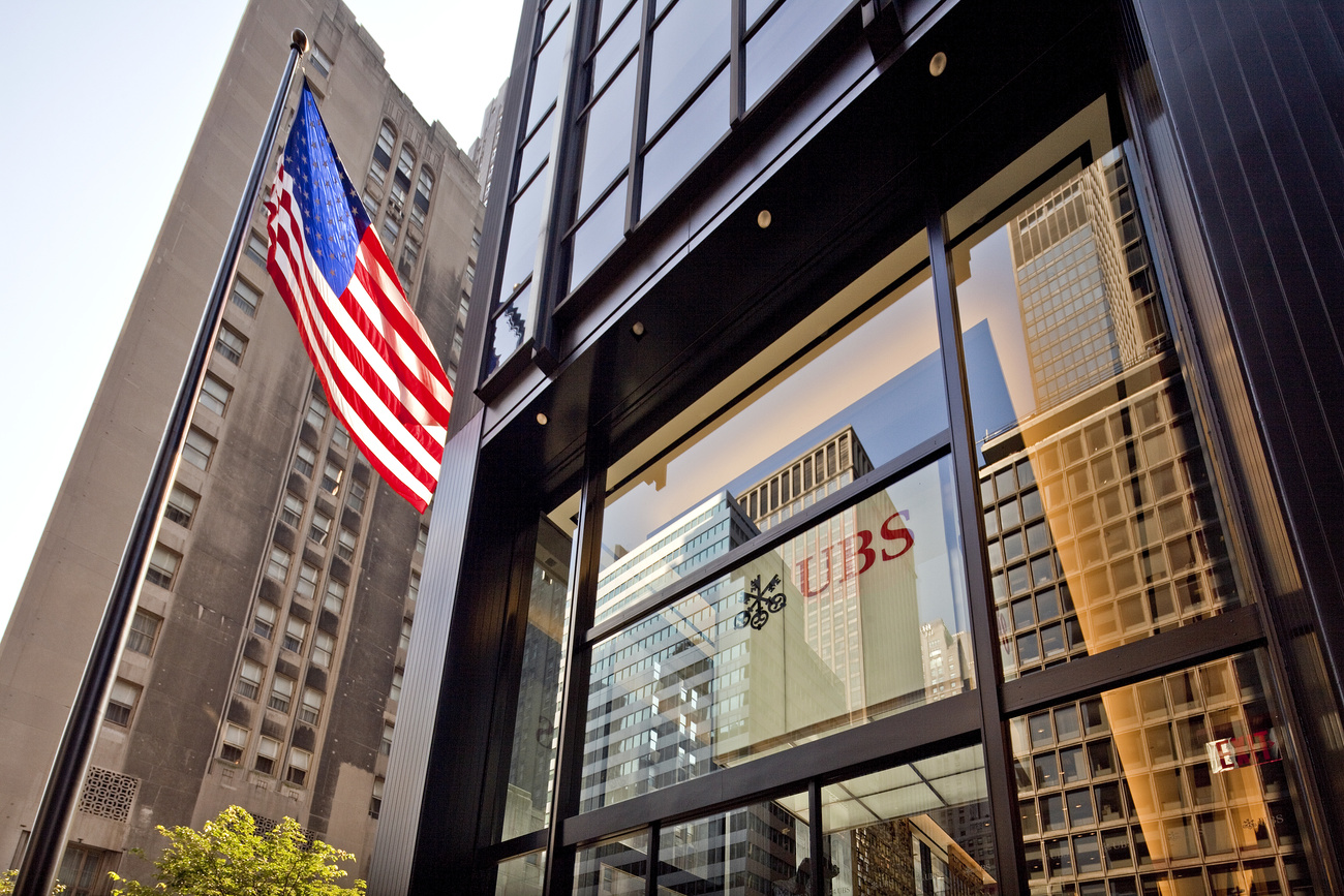 logo ubs su un edificio e bandiera americana