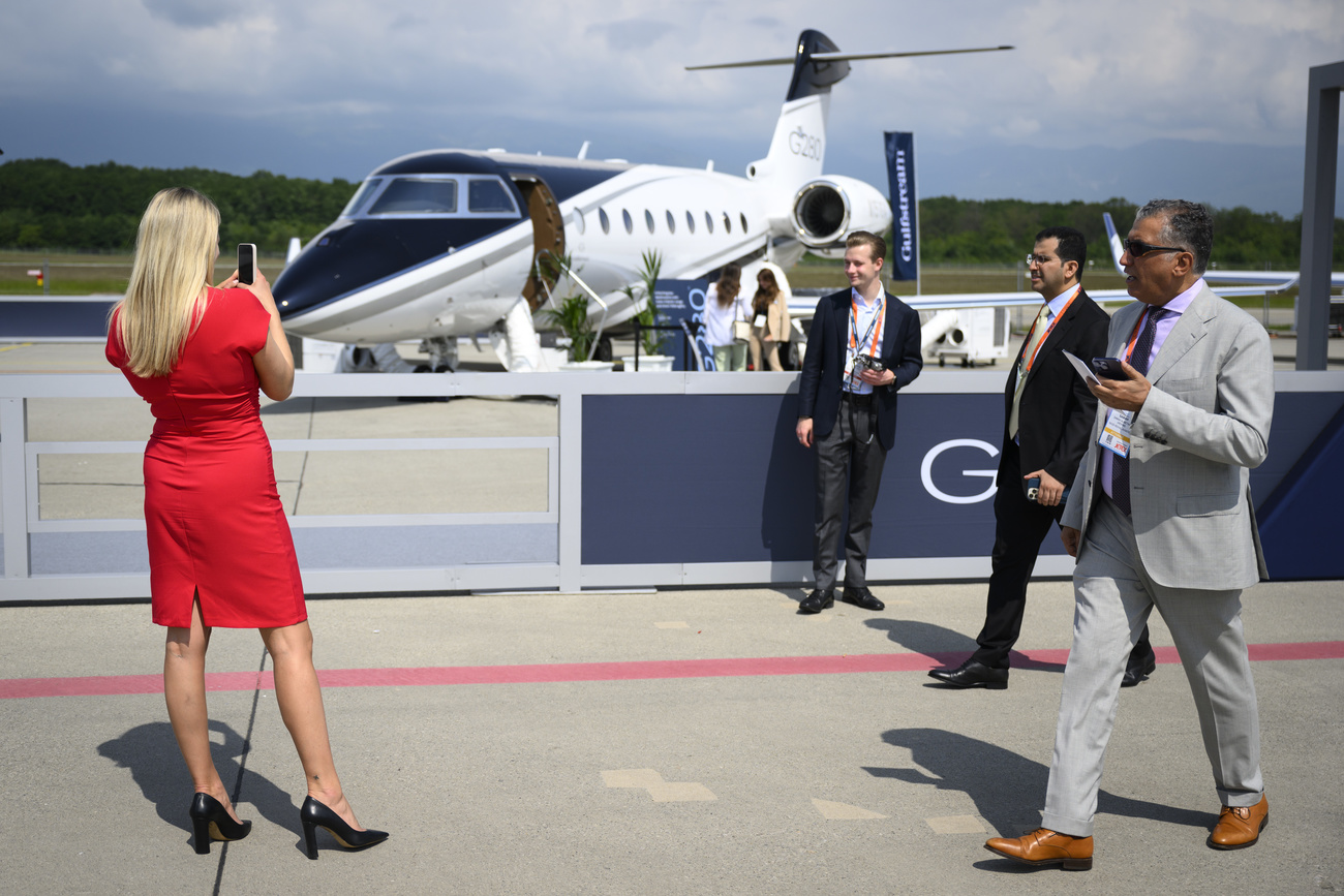 menschen vor ihrem privatjet