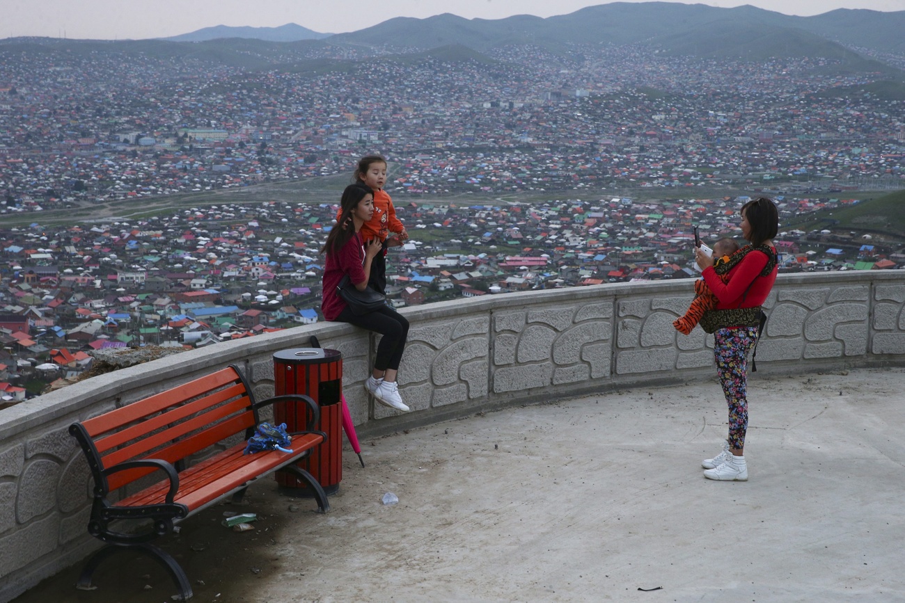 Zwei Frauen und ein Kind auf einer Aussichtsplattform über Ulaanbaatar