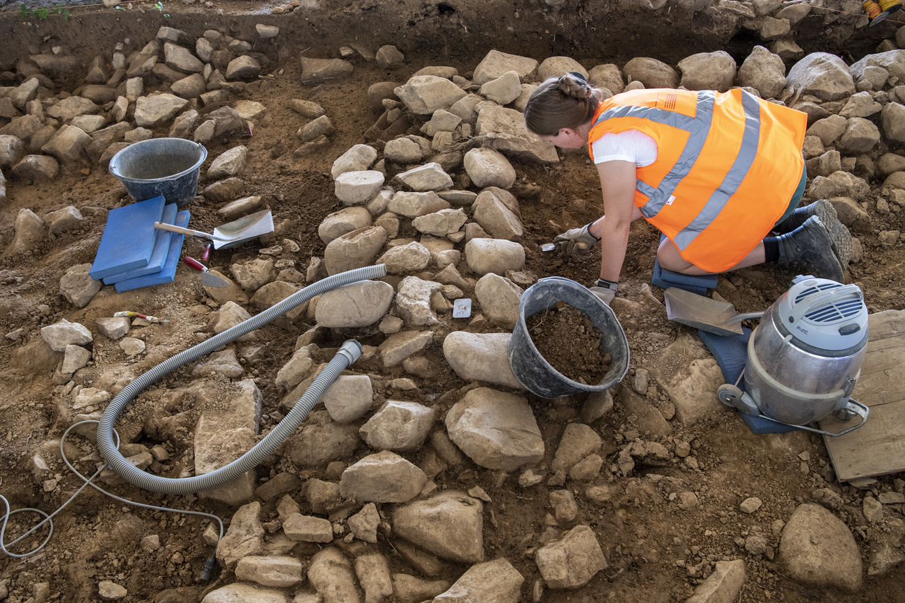 Restos das paredes de um complexo de edifícios romanos construído por volta de 2000 encontrados em Zug