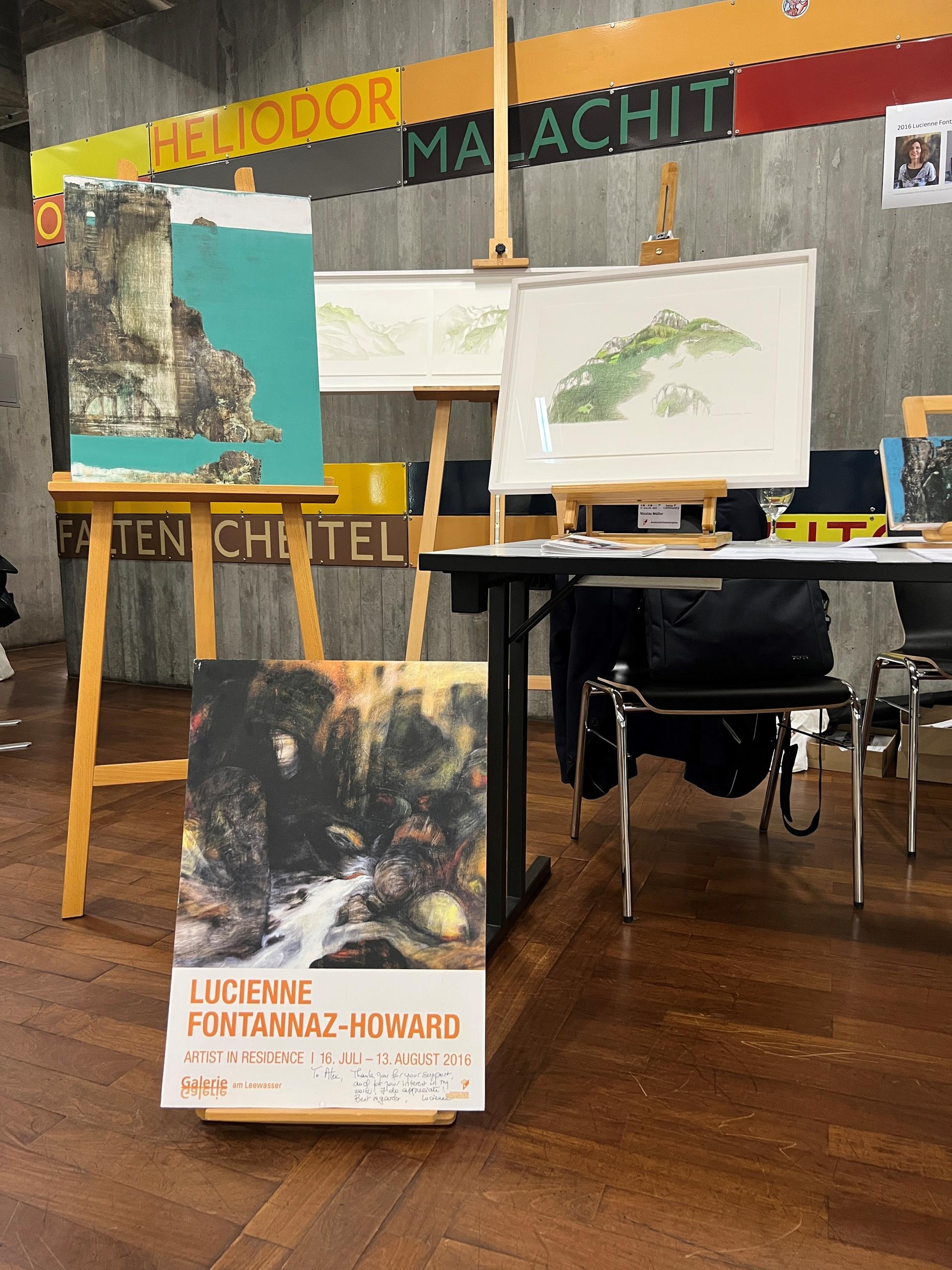Poster und Bilder an einem Messestand